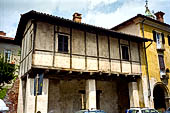 Biella - Borgo del Piazzo, casa su travi in legno. 